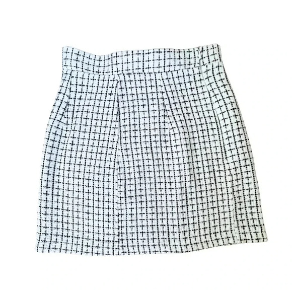 Forever 21 Chic Monochrome Textured Mini Skirt, Size Small - Picture 4 of 4